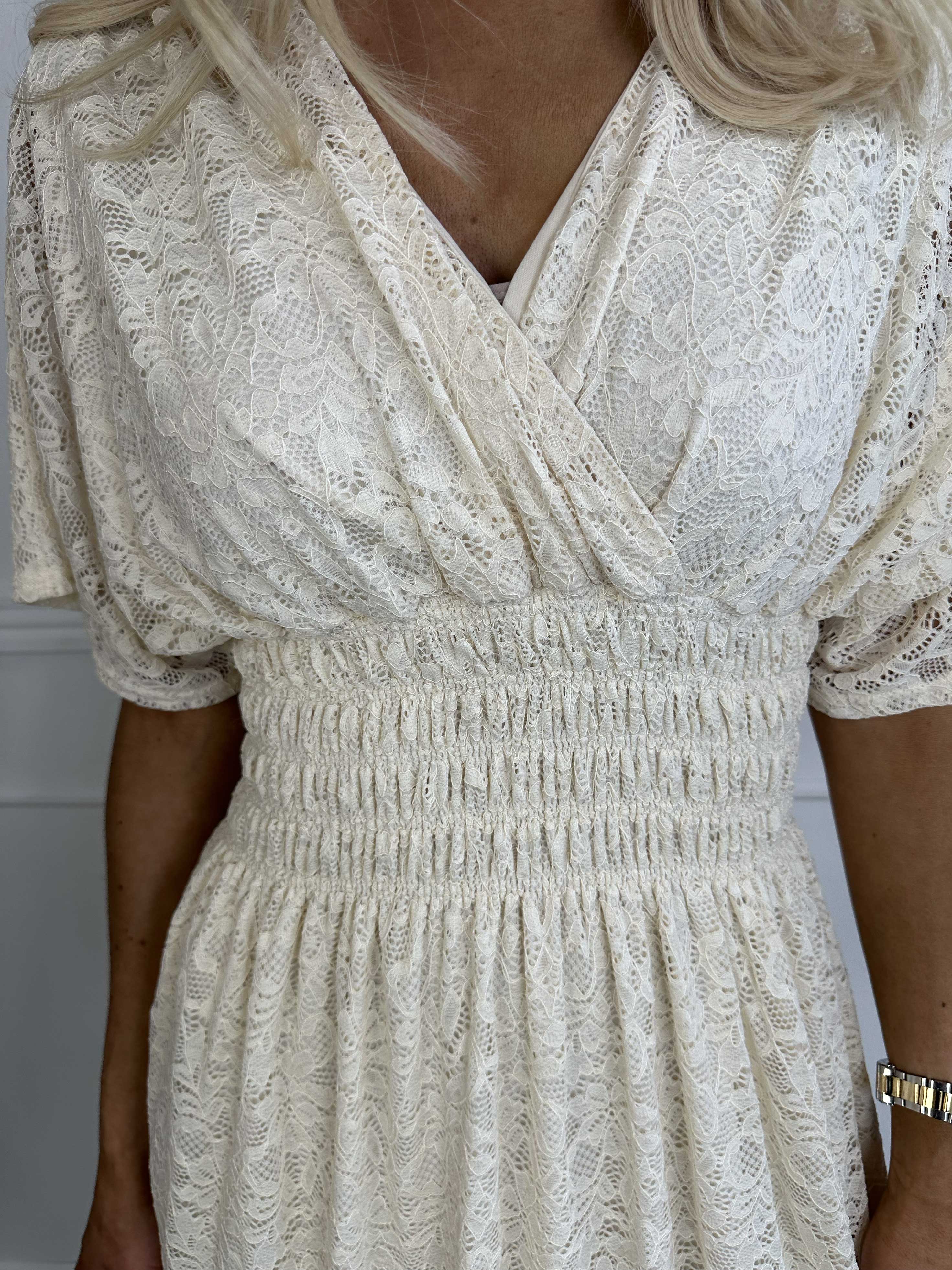 Pams Lace - Lang kjole i blonde med smock under brystet